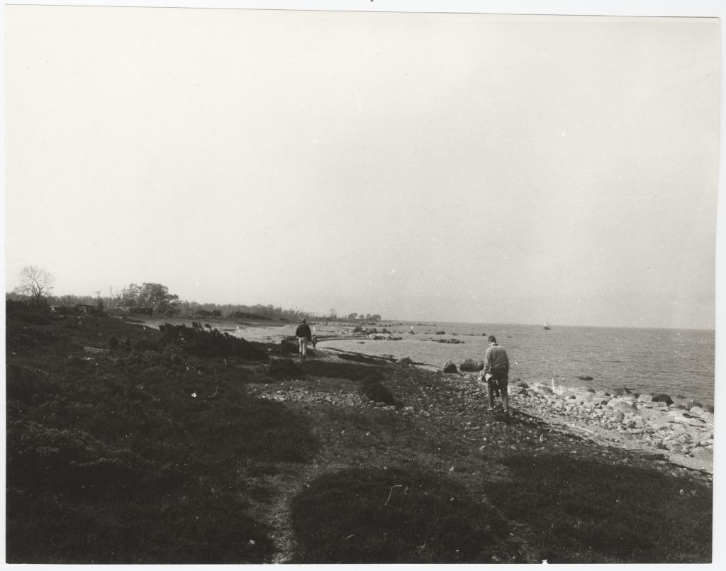 Eesti Meremuuseumi töötajad Aksi saare ida rannas