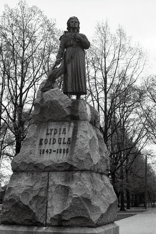 Luuletaja Lydia Koidula mälestussammas Pärnus.