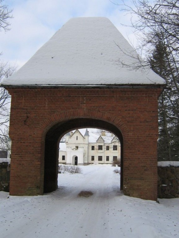 Alatskivi manor border garden with gate building, 19th century