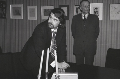 Tuglase novelliauhinna ja Smuuli aastapreemia kätteandmine. Vasakul Mati Unt, paremal Paul Rummo.  similar photo