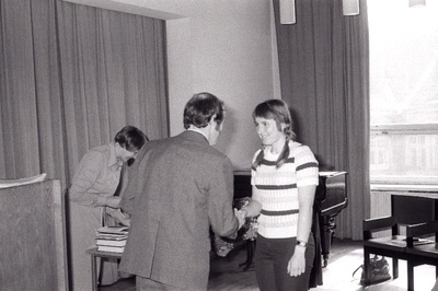 Koolinoorte kirjandusvõistluse võitjaid autasustab kirjanik Üli Tuulik.  similar photo