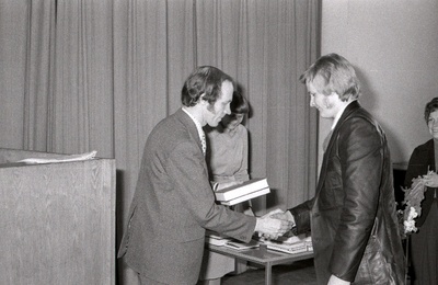 Koolinoorte kirjandusvõistluse võitjaid autasustab kirjanik Ülo Tuulik.  similar photo