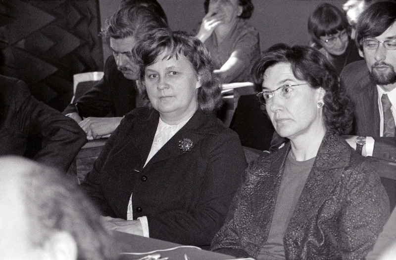 Kirjanike kongress. Vasakul Ellen Niit.