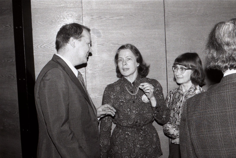 Lastekirjanike nõupidamine. Keskel Aira Kaal, paremal Aino Pervik.