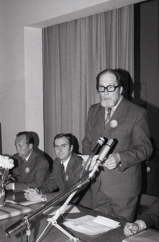 Lastekirjanike nõupidamine. Paremalt 1. Jaan Kross, 2. Indrek Toome, 3. Vaino Väljas.