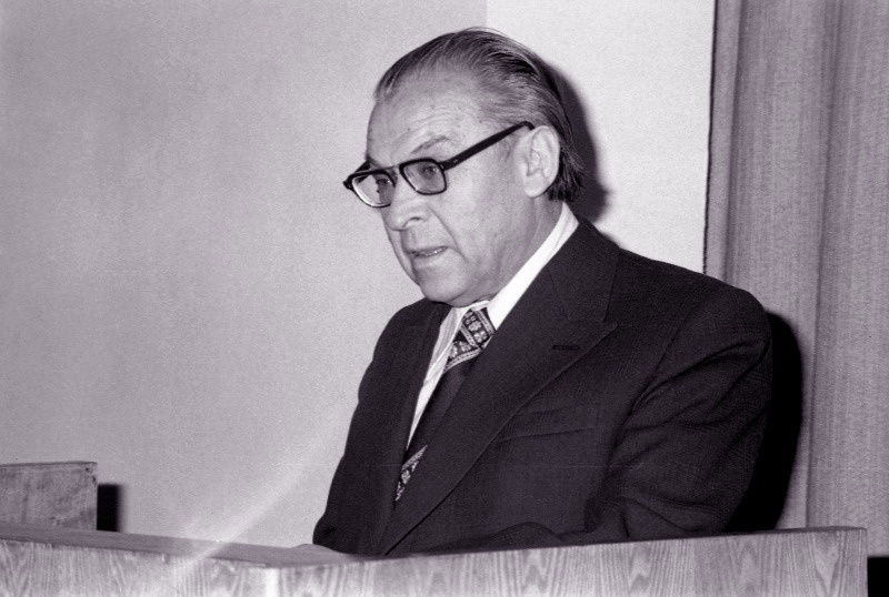 Noorte kirjandussõprade kokkutulek. Sõnavõtuga esineb ENSV haridusminister Ferdinand Eisen.