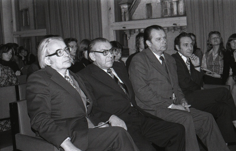 Noorte kirjandussõprade kokkutulek. Vasakult 1. kirjanik Paul Kuusberg, 2. haridusminister Ferdinand Eisen.