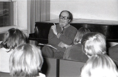 Noorte kirjandussõprade kokkutulek. Noortega kohtub kirjanik Jaan Kross.  similar photo