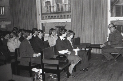 Noorte kirjandussõprade kokkutulek. Noortega kohtub kirjanik Jaan Kross.  similar photo