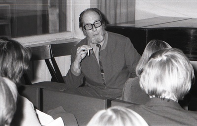 Noorte kirjandussõprade kokkutulek. Noortega kohtub kirjanik Jaan Kross.  similar photo