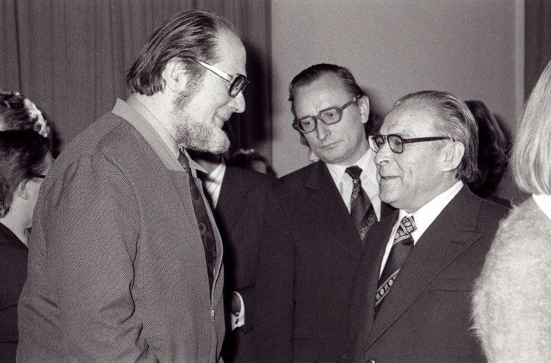 Noorte kirjandussõprade kokkutulek. Vestlusringis kirjanik Jaan Kross (vasakul), paremal ENSV haridusminister Ferdinand Eisen.