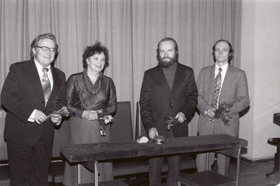 Vendadest kirjanike Tuulikute kirjanduslik õhtu. Vasakul näitlejad Tõnu Aav ja Lia Laats. Paremal kirjanikud Jüri Tuulik ja Ülo Tuulik.  similar photo