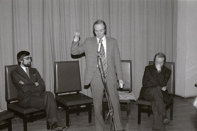 Vendadest kirjanike Tuulikute kirjanduslik õhtu. Keskel Ülo Tuulik, vasakul Jaak Jõerüüt, paremal Jüri Tuulik.  similar photo