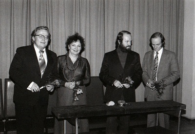 Vendadest kirjanike Tuulikute kirjanduslik õhtu. Vasakul näitlejad Tõnu Aav ja Lia Laats. Paremal kirjanikud Jüri ja Ülo Tuulik.  similar photo