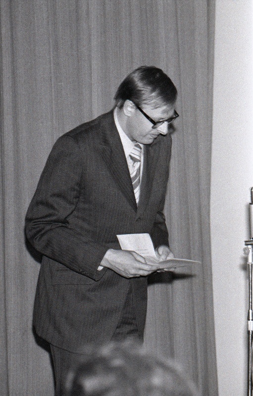 Kirjanik Mats Traat.