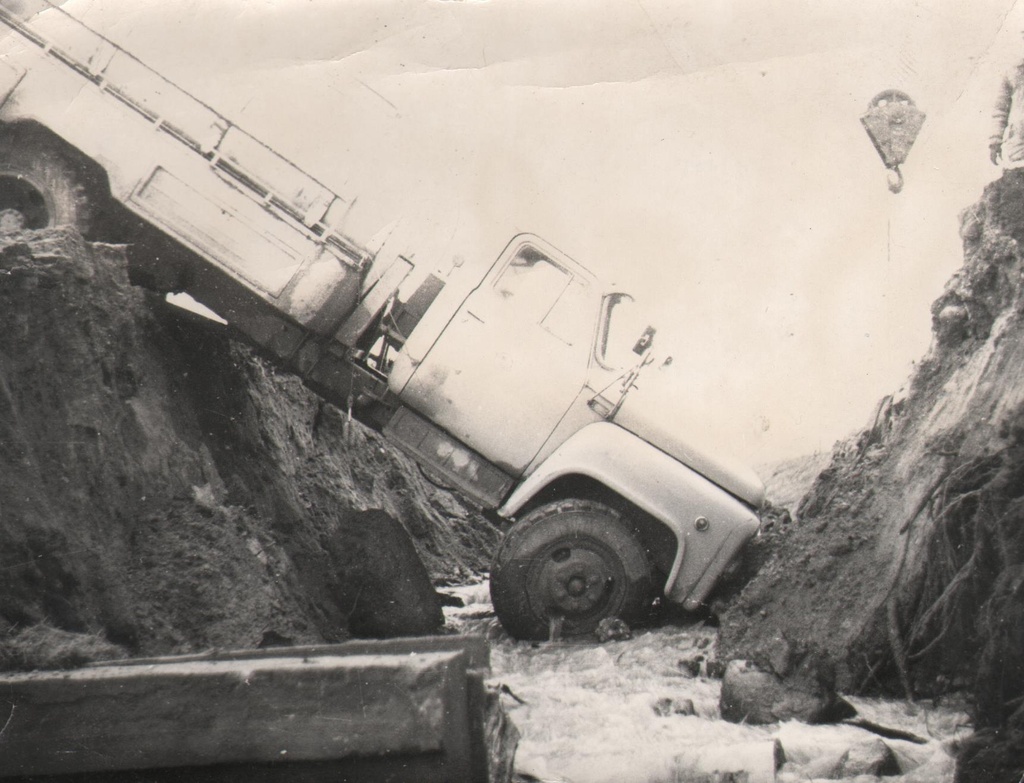 Piimaauto on Uue-Karistel kraavi vajunud