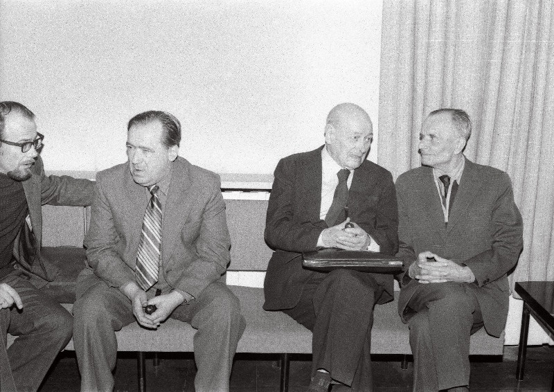 Kirjanike koosolek. Paremal Paul Rummo.