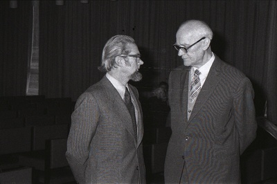 Kirjandusteadlane ja diplomaat Georg Meri (paremal) ja kirjandusteadlane Endel Nirk.  duplicate photo