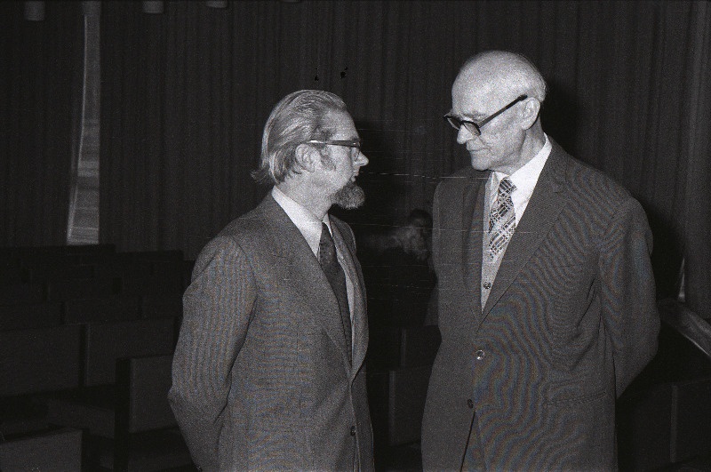 Kirjandusteadlane ja diplomaat Georg Meri (paremal) ja kirjandusteadlane Endel Nirk.