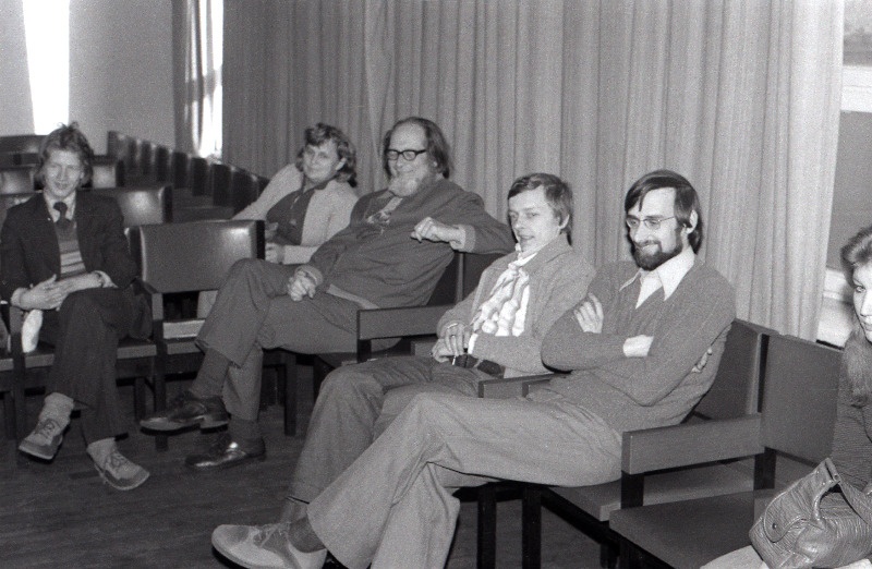 Kirjanikud: Ellen Niit (vasakult 2.), Jaan Kross, Juhan Viiding, Jaak Jõerüüt.