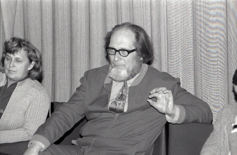 Jaan Kross, vasakul Ellen Niit.