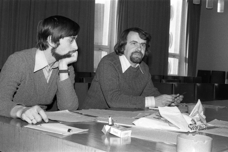 Kirjanikud Jaak Jõerüüt (vasakul) ja Mati Unt.