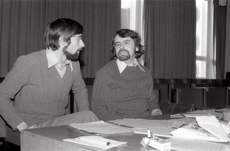 Kirjanikud Jaak Jõerüüt (vasakul) ja Mati Unt.