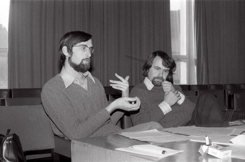 Kirjanikud Jaak Jõerüüt (vasakul) ja Mati Unt.