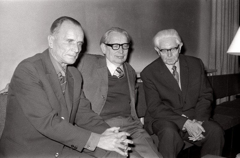 Kohtumine kirjanikega raamatukogus. Vasakult: Paul Rummo, Paul Kuusberg, Erni Krusten.
