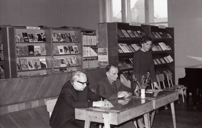 Kohtumine kirjanikega raamatukogus. Vasakult 1. Paul Kuusberg, 2. Paul Rummo  similar photo