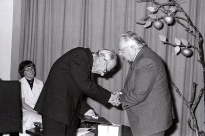 Kirjanik Mart Raua (vasakul) 75. juubelisünnipäeva tähistamine. Juubilari õnnitleb EKP Keskkomitee esimene sekretär Johannes Käbin.  similar photo