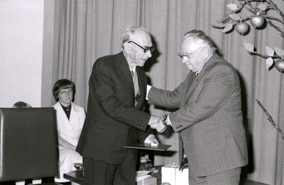Kirjanik Mart Raua (vasakul) 75. juubelisünnipäeva tähistamine. Juubilari õnnitleb EKP Keskkomitee esimene sekretär Johannes Käbin.  similar photo