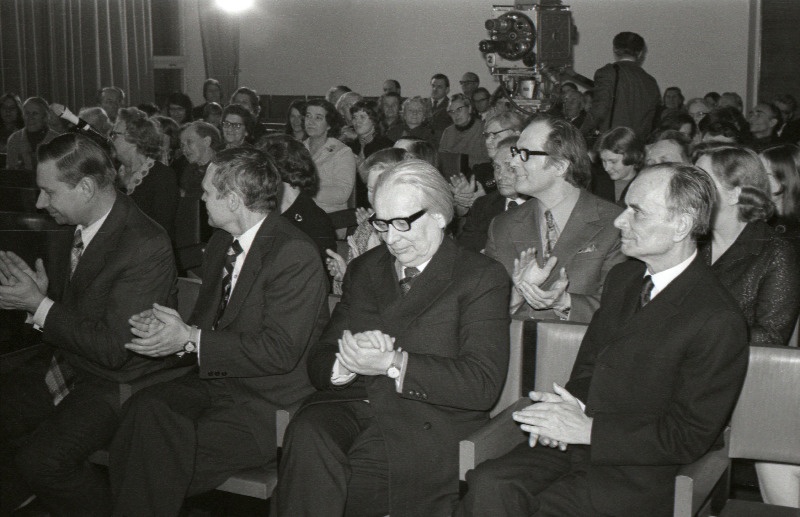 Luuletaja ja tõlkija Erni Hiire 75. sünnipäeva tähistamine Kirjanike Majas. Esireas vasakult: Vladimir Beekman, Villem Gross, Paul Kuusberg, Paul Rummo.