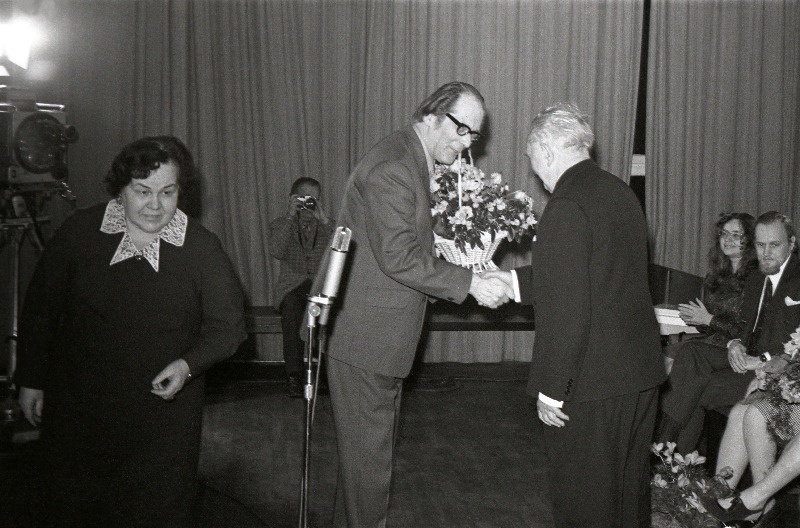 Luuletaja ja tõlkija Erni Hiire 75. sünnipäeva tähistamine Kirjanike Majas. Juubilari õnnitleb Jaan Kross.