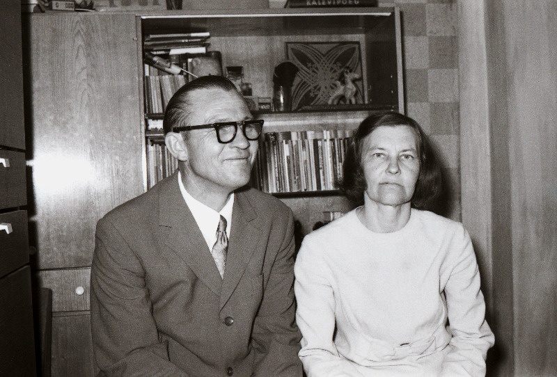 Kirjanik Paul Haavaoks abikaasaga.