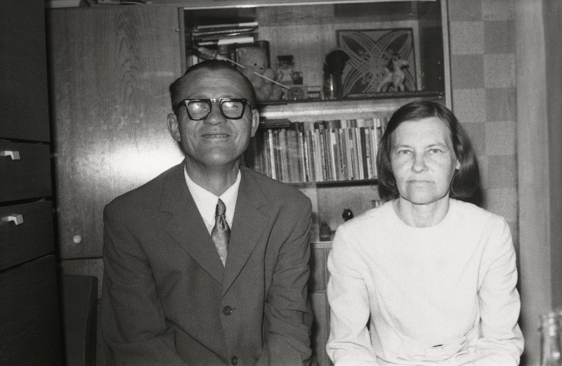 Kirjanik Paul Haavaoks abikaasaga.