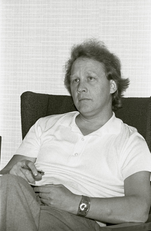 Kirjanik Arvo Valton.