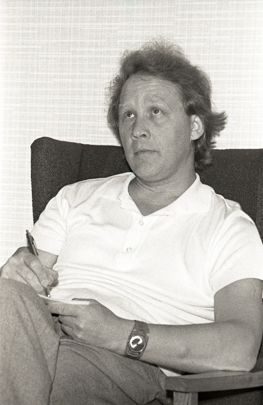 Kirjanik Arvo Valton.