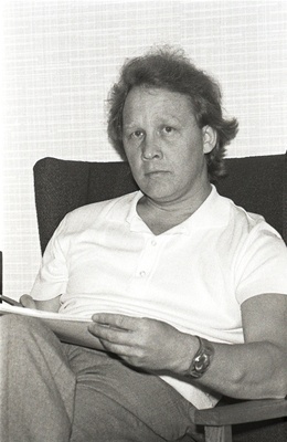 Kirjanik Arvo Valton.  similar photo