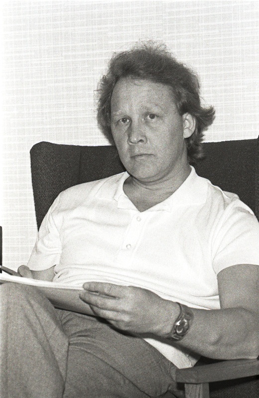 Kirjanik Arvo Valton.