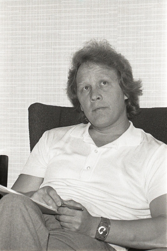 Kirjanik Arvo Valton.