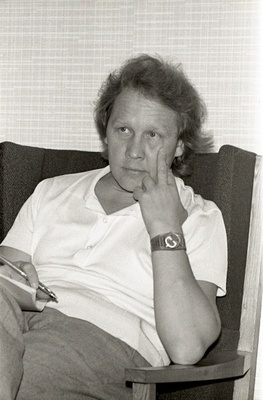 Kirjanik Arvo Valton.  similar photo