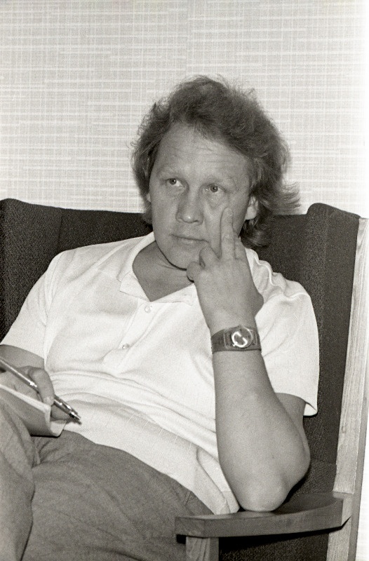 Kirjanik Arvo Valton.