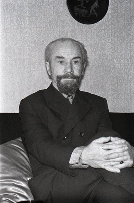 Lastekirjanik Iko Maran.  similar photo