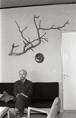 Lastekirjanik Iko Maran.  similar photo