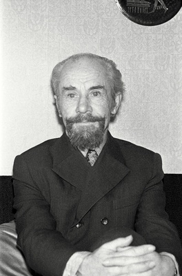 Lastekirjanik Iko Maran.  similar photo