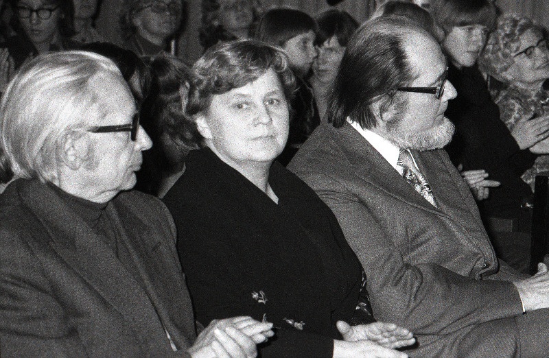 Kirjanik Ellen Niidu 50. sünnipäeva tähistamine Kirjanike Majas. Vasakult: Paul Kuusberg, Ellen Niit, Jaan Kross.