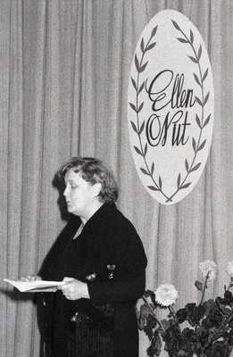 Kirjanik Ellen Niidu 50. sünnipäeva tähistamine Kirjanike Majas. Esineb juubilar.  similar photo