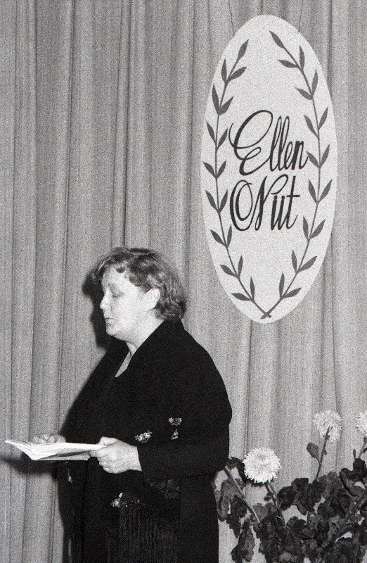 Kirjanik Ellen Niidu 50. sünnipäeva tähistamine Kirjanike Majas. Esineb juubilar.
