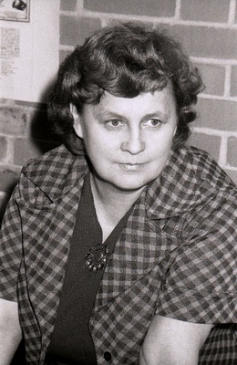 Kirjanik Ellen Niit.  similar photo
